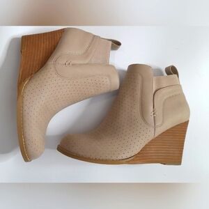 DV by Dolce Vita Gerdy Bootie in Beige Faux Leather Wedge Ankle Boots 6.5